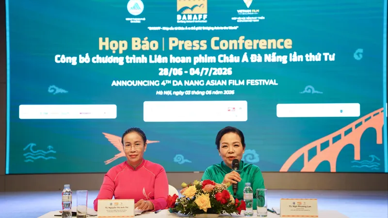 Ban tổ chức Liên hoan Phim châu Á Đà Nẵng lần thứ IV họp báo tại Hà Nội. Ảnh: SONG HÀ