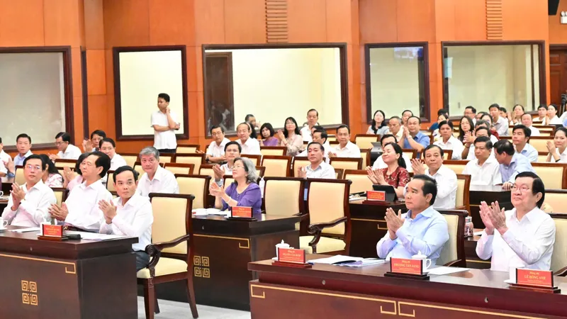 Các đồng chí nguyên lãnh đạo cấp cao đã nghỉ hưu trên địa bàn thành phố, các đồng chí lãnh đạo TPHCM và các đại biểu dự hội nghị, sáng 6-6. Ảnh: VIỆT DŨNG