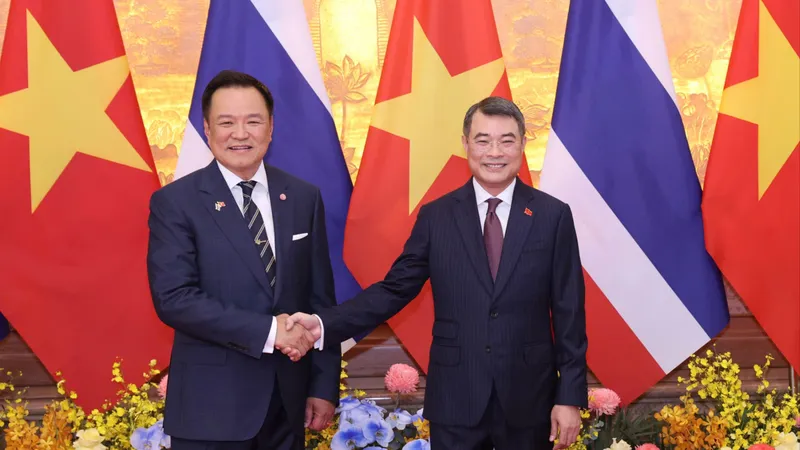 Thủ tướng Lê Minh Hưng và Thủ tướng Anutin Charnvirakul tại lễ đón, chiều 8-6. Ảnh QUANG PHÚC