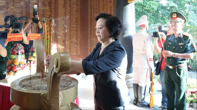Phó Thủ tướng Phạm Thị Thanh Trà dâng hương tưởng niệm các Anh hùng liệt sĩ tại Công viên Lê Thị Riêng, TPHCM, ngày 8-6-2026. Ảnh: VGP 