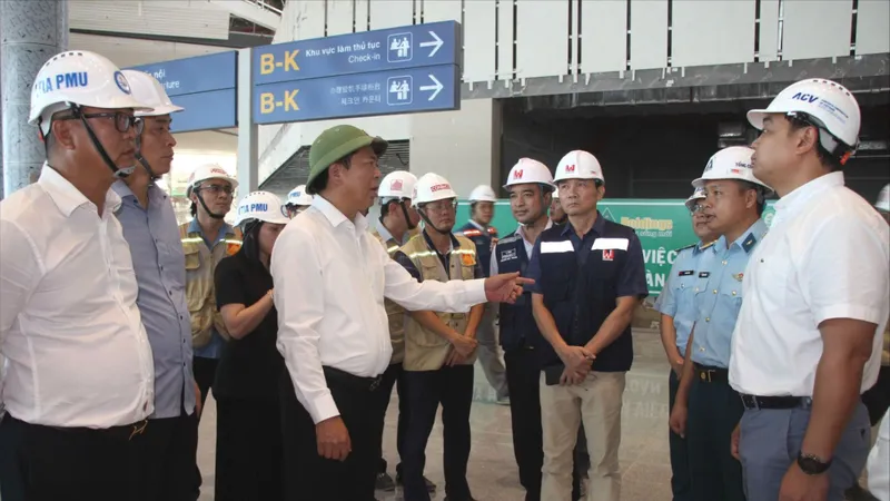 Bộ trưởng Bộ Xây dựng Trần Hồng Minh kiểm tra tiến độ sân bay Long Thành