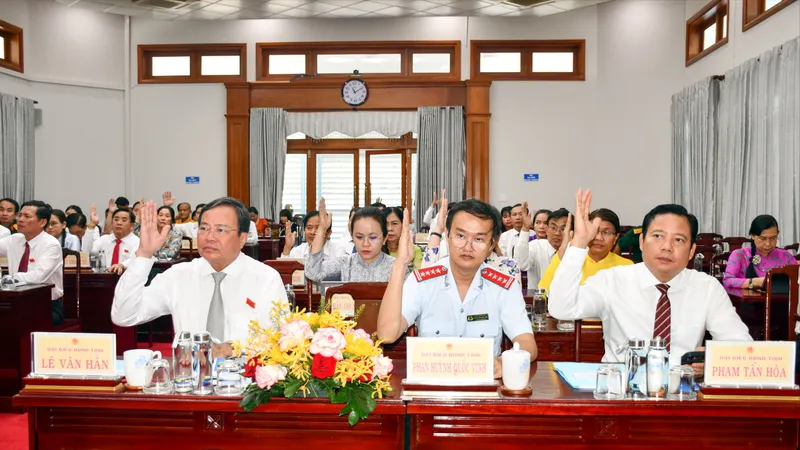 Đại biểu HĐND tỉnh Tây Ninh biểu quyết thông qua nghị quyết