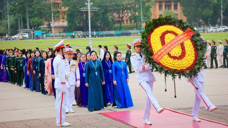 Đoàn đại biểu dự Đại hội đại biểu Phụ nữ toàn quốc lần thứ XIV do đồng chí Lê Thị Thủy, Phó Chủ tịch Ủy ban Trung ương MTTQ Việt Nam, Chủ tịch Hội LHPN Việt Nam dẫn đầu, vào Lăng viếng Chủ tịch Hồ Chí Minh. Ảnh: HOÀI NAM
