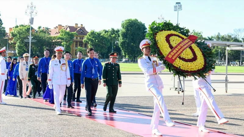 Đoàn đại biểu dự đại hội vào Lăng viếng Chủ tịch Hồ Chí Minh. Ảnh: QUANG PHÚC