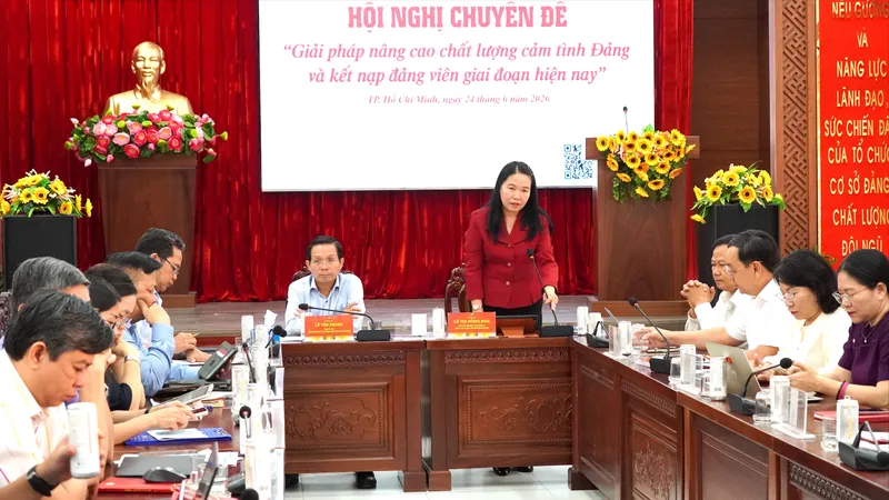 Đồng chí Lê Thị Hồng Nga, Phó Bí thư Đảng ủy, Chủ nhiệm Ủy ban Kiểm tra Đảng ủy các cơ quan Đảng TPHCM phát biểu tại hội nghị