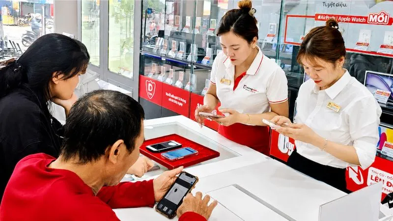 Khách hàng lựa chọn thiết bị di động tại Di động Việt.