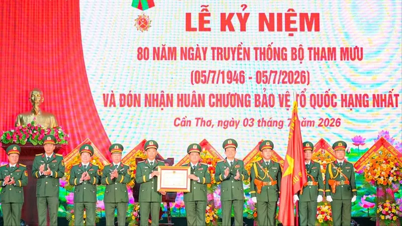 Bộ Tham mưu Quân khu 9 đón nhận Huân chương Bảo vệ Tổ quốc hạng nhất