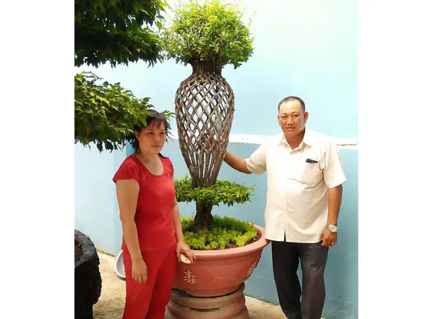 Vợ chồng anh Đỗ Minh Hoàng bên “báu vật” của mình