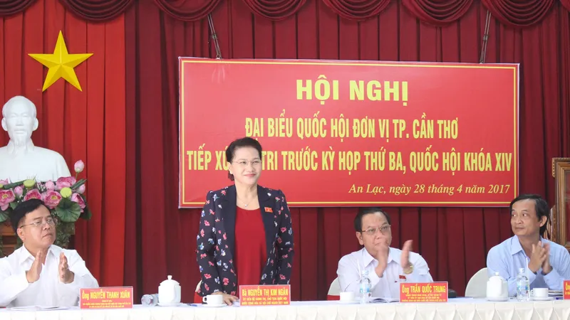 Chủ tịch QH Nguyễn Thị Kim Ngân tiếp xúc cử tri phường An Lạc ngày 28-4.