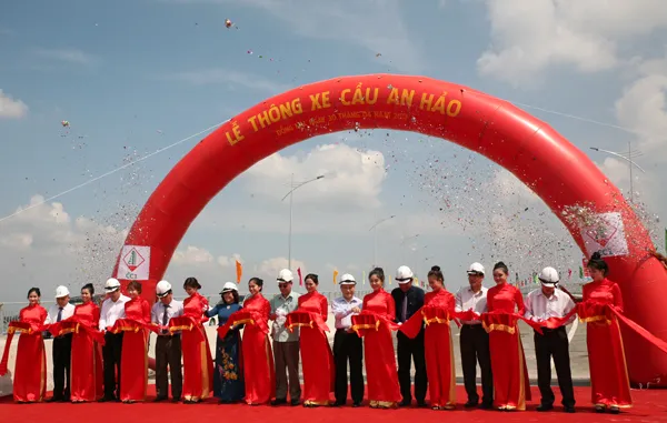 Đại diện Bộ Xây dựng, Bộ GT-VT và lãnh đạo địa phương cùng cắt bang khánh thành. Ảnh: VĂN PHONG