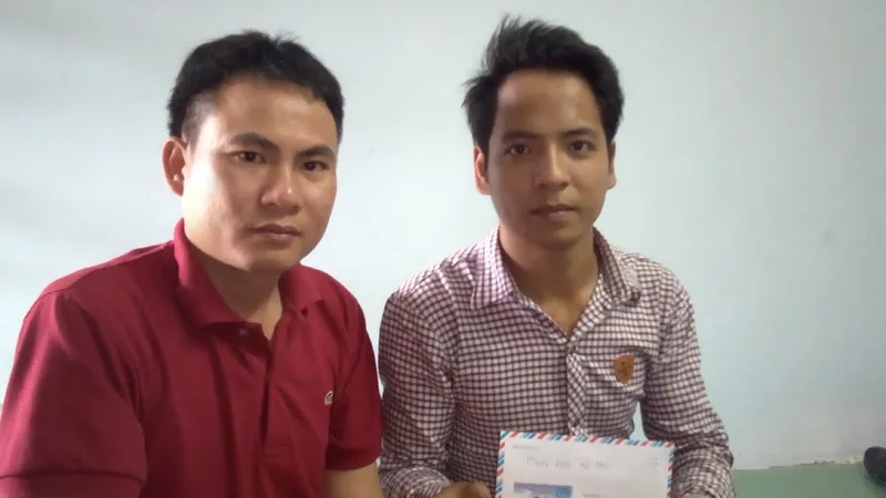 Phóng viên trao quà bạn đọc hỗ trợ cho anh Lê Công Hùng 