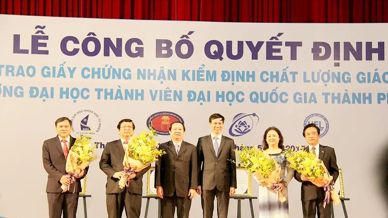 Trao giấy chứng nhận kiểm định chất lượng giáo dục cho các trường ĐH thành viên của ĐH Quốc gia TPHCM