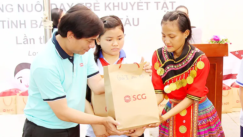 Ngọc Hạnh (bìa phải) nhận quà sau phần thi văn nghệ