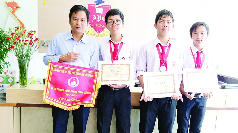 Tiến sĩ Toán học Trần Nam Dũng và các em học sinh đạt huy chương vàng, bạc, đồng của APC