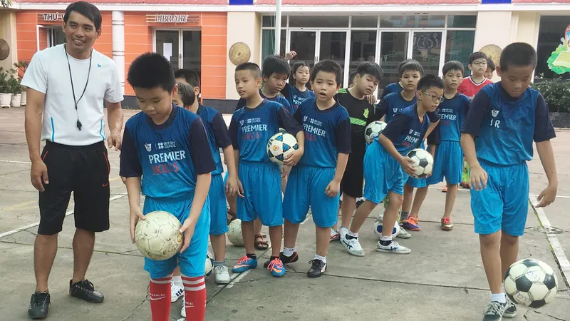 Học sinh Trường Tiểu học Lạc Long Quân quận 11 học đá bóng tại sân trường