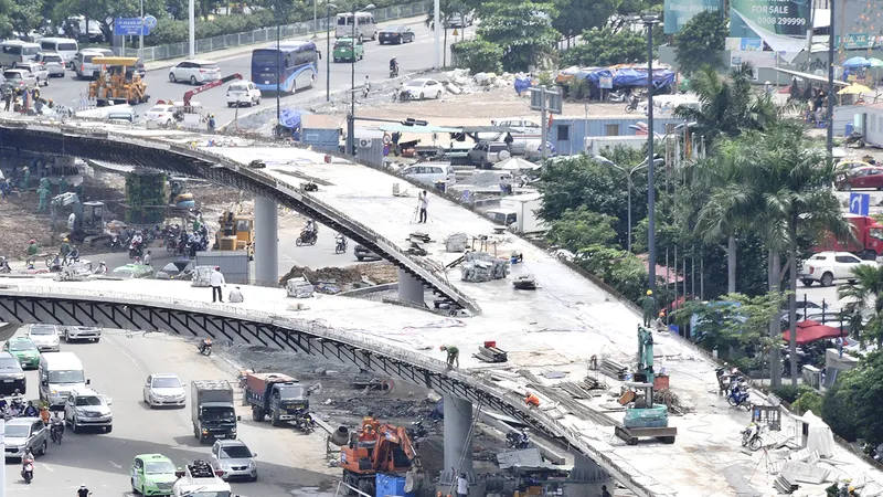 Cầu vượt trước sân bay Tân Sơn Nhất đang được thi công. Ảnh: Cao Thăng 