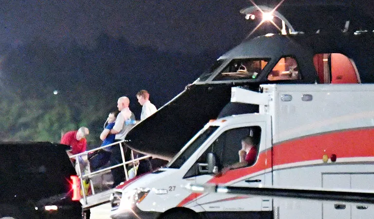  Otto Warmbier được đưa xuống máy bay lên xe cấp cứu tại sân bay Lunken ở Cincinnati, Ohio, Mỹ, ngày 13-6-2017. Ảnh: REUTERS