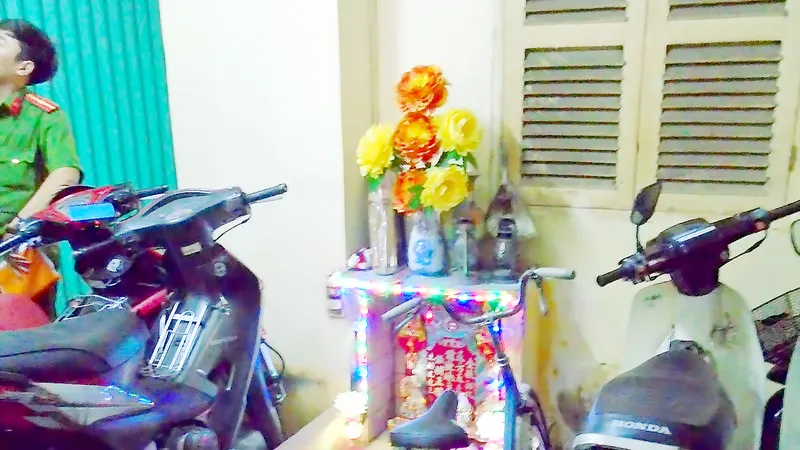 Bàn thờ và thùng đốt giấy tiền vàng mã gần bãi xe trong một chung cư không an toàn về PCCC