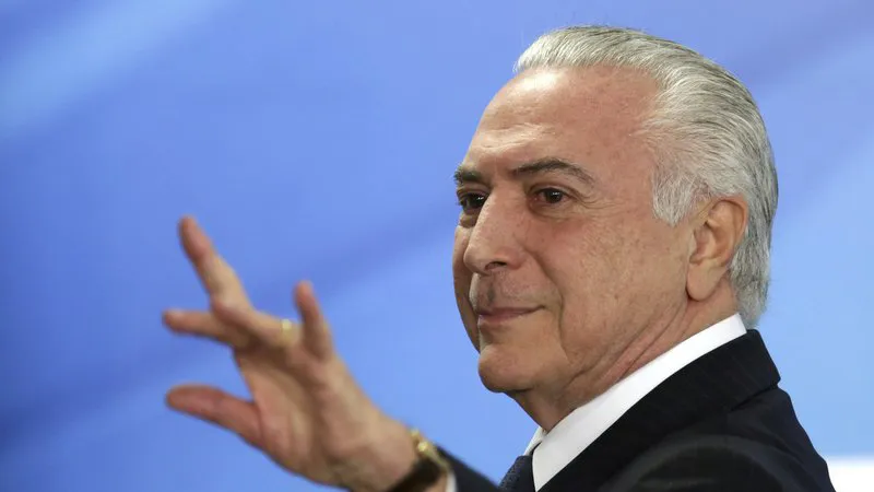 Tổng thống Brazil Michel Temer vẫy chào sau khi tham dự một buổi lễ tại Dinh Tổng thống ở Brasilia, ngày 26-6-2017. Ảnh: AP