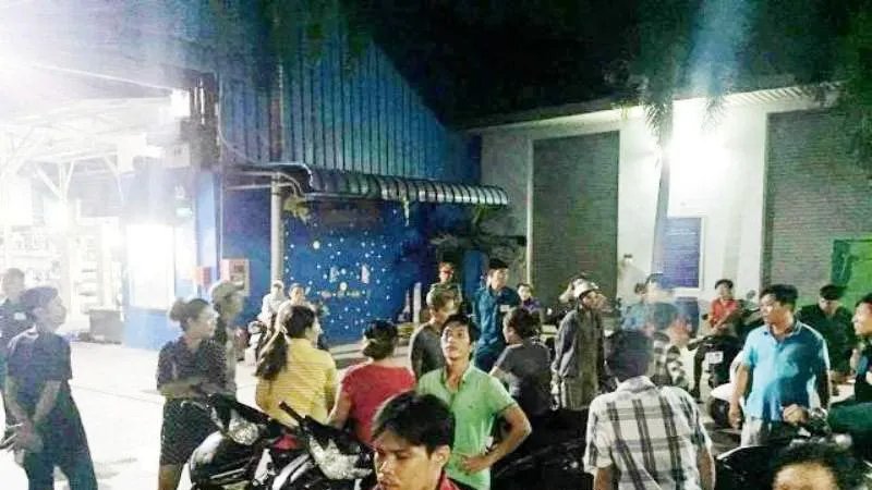 Người thân của nạn nhân vây phía bên ngoài công ty.