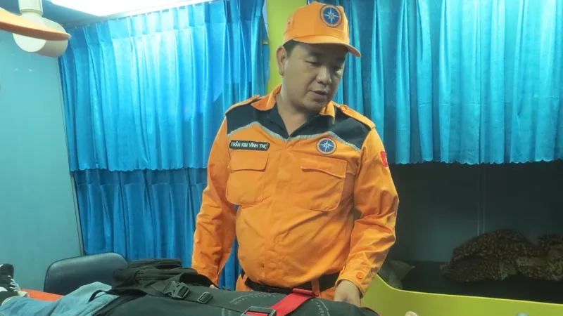 Đại diện Trung tâm Phối hợp tìm kiếm cứu nạn Hàng hải khu vực III thăm hỏi động viên thuyền viên bị bệnh.