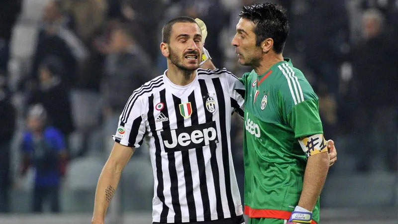 Chỉ mỗi mình Gigi Buffon nói lời tiễn biệt Bonucci (trái).