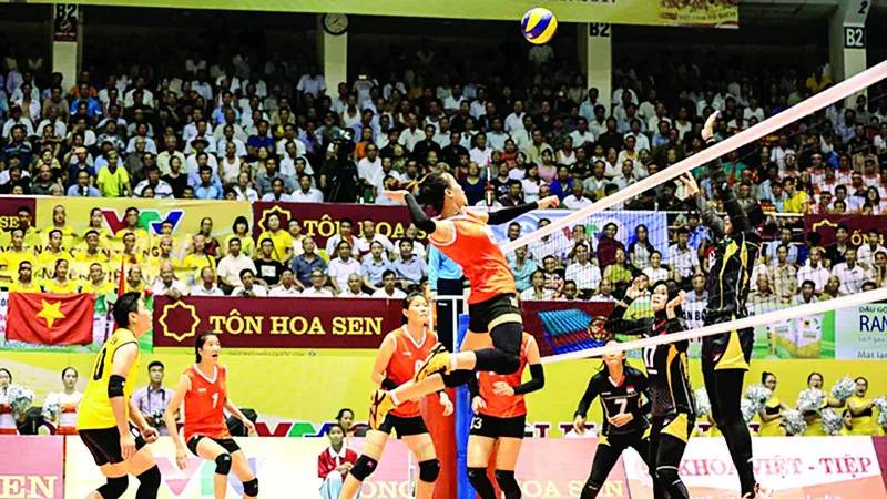 Trận thua bất ngờ trước Indonesia (phải) là hồi chuông cảnh tỉnh cho bóng chuyền nữ Việt Nam ở SEA Games sắp tới. Ảnh: HÀ HƯNG