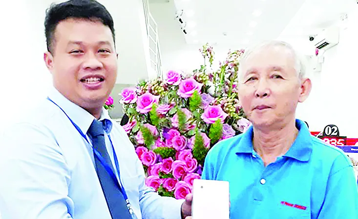 Khách hàng Trương Ngọc Định đã may mắn trúng iPhone 7 đầu tiên của chương trình
