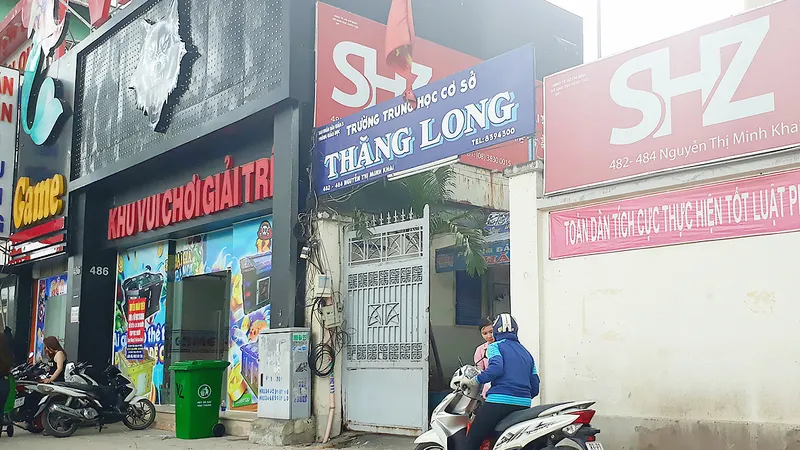 Tiệm game V2 nằm sát vách Trường THCS Thăng Long đã tuyển nhân viên, đi vào hoạt động