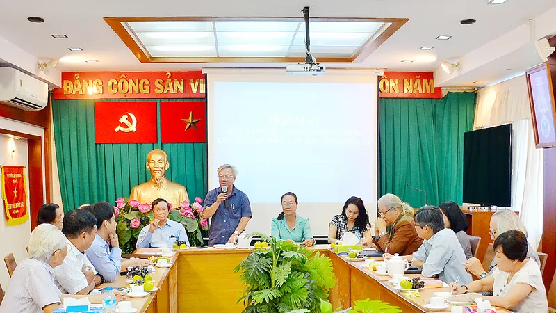 Những người thực hiện cùng nhìn lại tác động của chương trình đến đời sống VHNT TP . Ảnh: NGUYỄN NAM