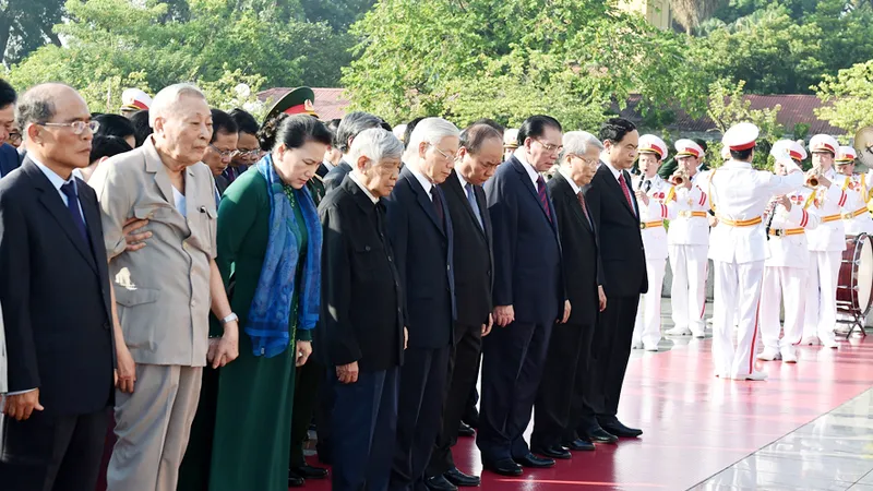 Vòng hoa của Đoàn mang dòng chữ: "Đời đời nhớ ơn các anh hùng liệt sĩ".