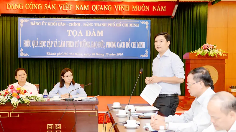 Các đại biểu phát biểu tại tọa đàm “Hiệu quả học tập và làm theo tư tưởng, đạo đức, phong cách Hồ Chí Minh” do Đảng ủy khối Dân-Chính-Đảng tổ chức . Ảnh: VIỆT DŨNG