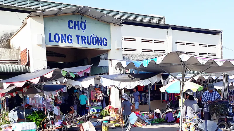 Nay chợ Long Trường đã kín sạp, hàng hóa dồi dào, nhộn nhịp người mua bán