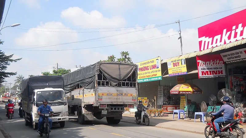 Do đường hẹp, chỉ cần 2 ô tô tránh nhau cũng có thể gây nguy hiểm cho xe máy đang lưu thông