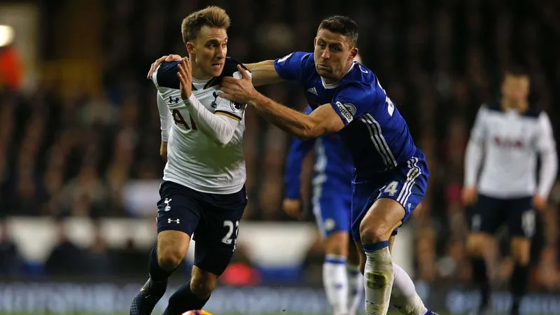 Gary Cahill (phải, Chelsea) treo giò là thông tin tốt đối với Christian Eriksen (Tottenham).