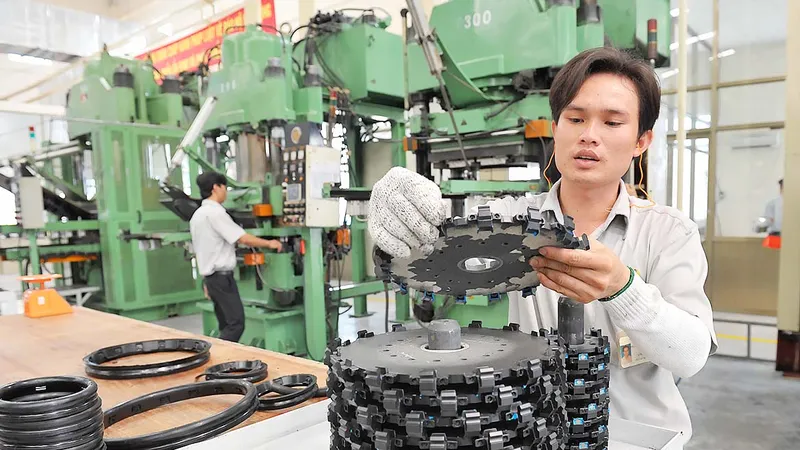 Dây chuyền sản xuất của Nhà máy Cao su Thống Nhất thuộc Tổng công ty Công nghiệp Sài Gòn . Ảnh: VIỆT DŨNG