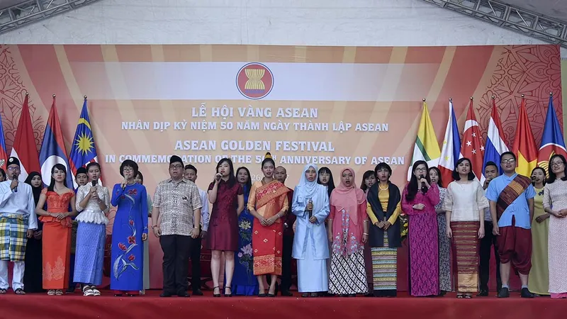  Ngày 26-8/2017, tại Hà Nội, Bộ Ngoại giao phối hợp với Nhóm Phụ nữ ASEAN tại Hà Nội (AWCH) tổ chức Lễ hội Vàng ASEAN. Các đại biểu chụp hình lưu niện. Ảnh: TTXVN