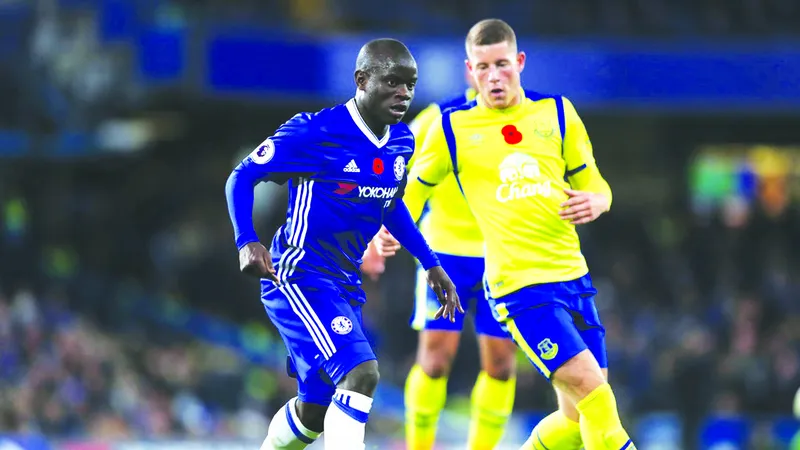 N'Golo Kante (trái, Chelsea) che chắn trước cầu thủ Everton.