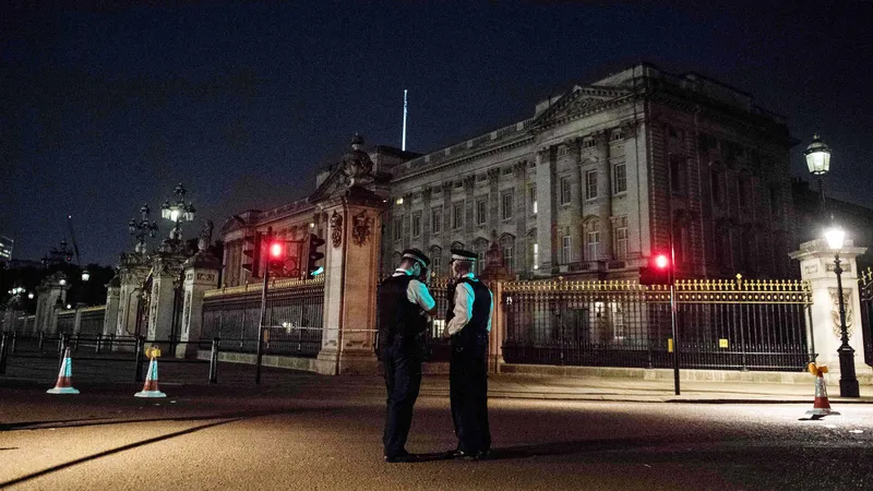 Cảnh sát gác bên ngoài Điện Buckingham ở thủ đô London (Anh) ngày 26-8 sau vụ tấn công. Ảnh: TTXVN