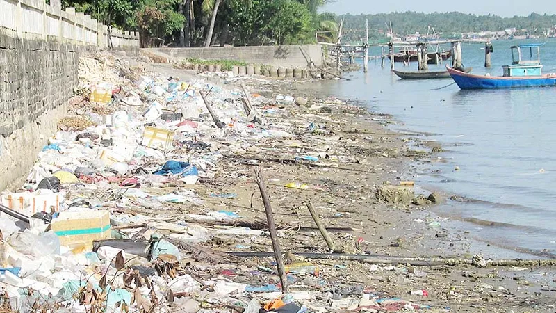 Rác thải bao vây xã đảo Tam Hải