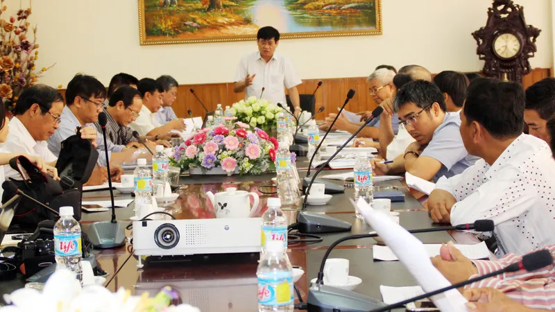 Cuộc họp giữa các bên để thống nhất khắc phục 4 tàu vỏ thép do Công ty Đại Nguyên Dương đóng. Ảnh: NGỌC OAI