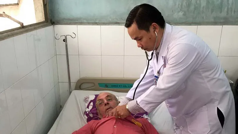 Bác sĩ Nguyễn Khắc Vui thăm khám cho bệnh nhân người nước ngoài