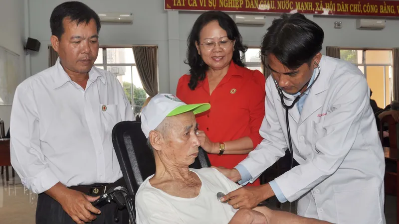  Đoàn Từ thiện Hội Chữ thập Đỏ bệnh viện Hùng Vương khám bệnh cho người già khuyết tật xã Kim Long. Ảnh: Hồng Huê - Quang Việt
