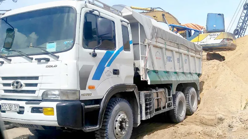 Xe tải chở cát tại một vựa vật liệu xây dựng trên đường Mai Bá Hương