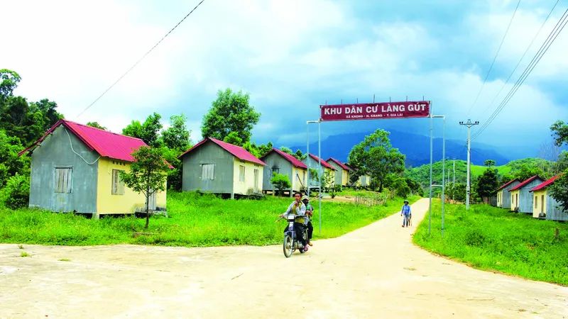 Khu tái định cư làng Gút vắng lặng do có nhiều hộ về làng cũ sinh sống