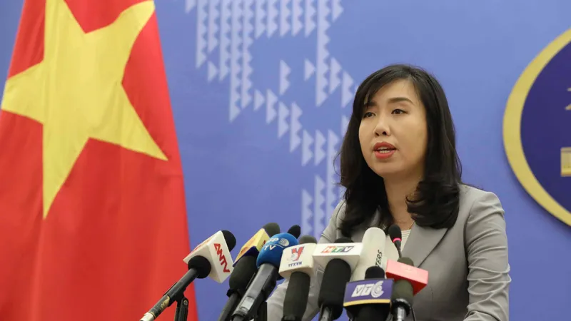 Người phát ngôn Bộ Ngoại giao Lê Thị Thu Hằng trả lời câu hỏi phóng viên tại buổi họp báo. Ảnh: TTXVN