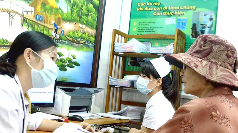 Bác sĩ gia đình thuộc Khoa Khám bệnh Bệnh viện Quận 2 tư vấn cho bệnh nhân