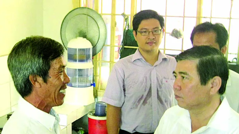  Chủ tịch UBND TPHCM Nguyễn Thành Phong thăm một hộ dân tái định cư ở huyện Bình Chánh