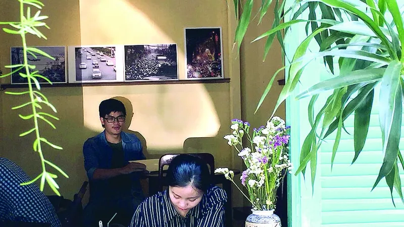 Một quán cà phê trong hẻm trên đường Nguyễn Thị Minh Khai, phục vụ theo phong cách xưa