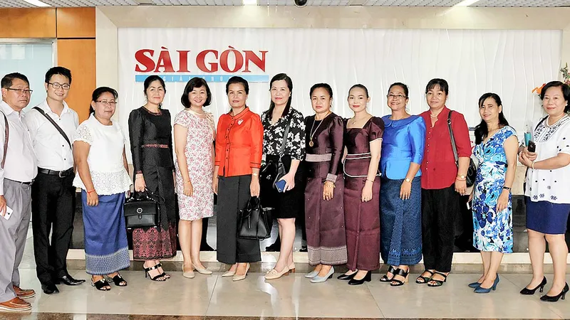 Đoàn nhà báo Campuchia đến thăm, chụp ảnh lưu niệm với đại diện Ban biên tập Báo SGGP. Ảnh: TỐNG DUY TRƯƠNG